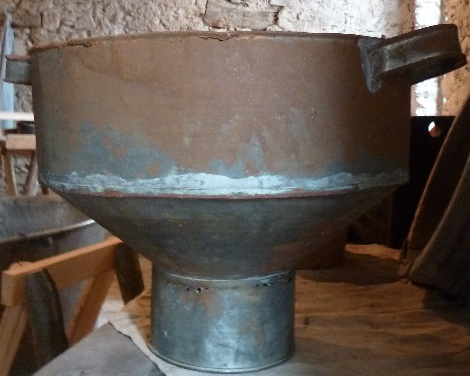 soggetto assente (imbuto per filtrare) - italia settentrionale (sec.XX secondo quarto)