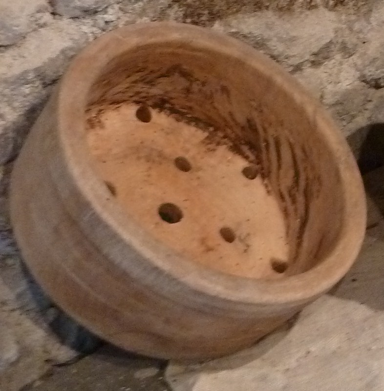 soggetto assente (stampo per formaggi) - ambito mendaticese (sec. XX prima metà - terzo quarto)