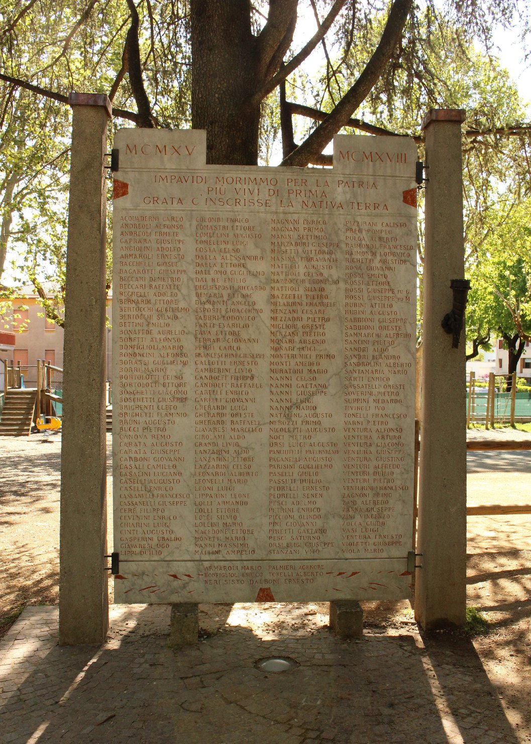monumento ai caduti - a stele di Morelli Vittorio (sec. XX)