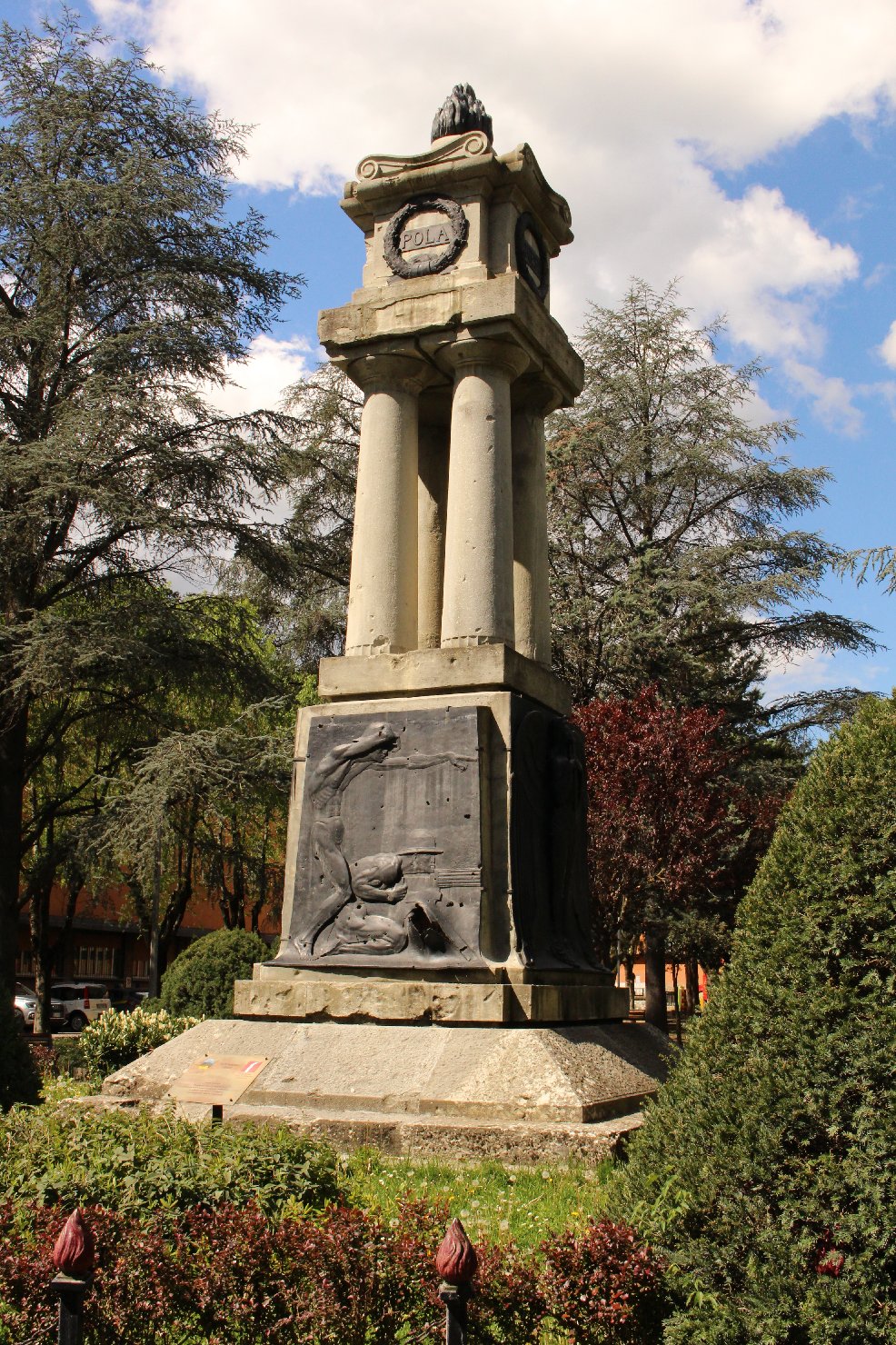 figura di soldato in combattimento, allegoria della Vittoria (monumento ai caduti - ad ara) di Virgili Giuseppe, Tumiati (sec. XX)