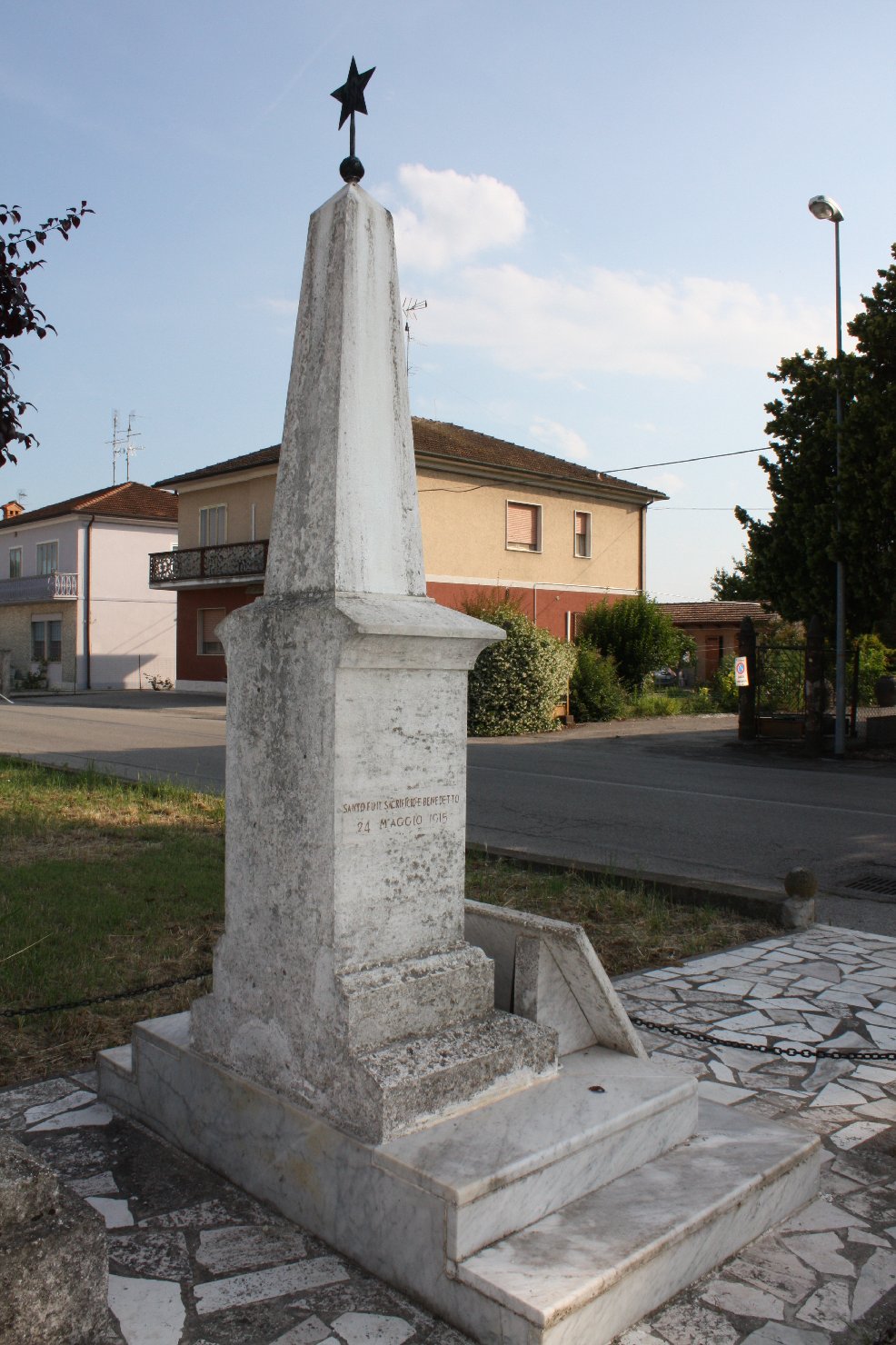 monumento ai caduti - ad obelisco - ambito ferrarese (sec. XX)