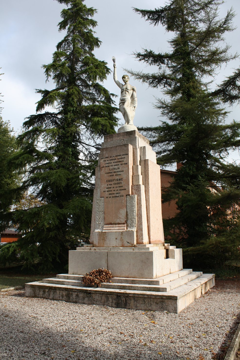 figura di soldato: fante (monumento ai caduti - a cippo) di Sarto Mario (sec. XX)