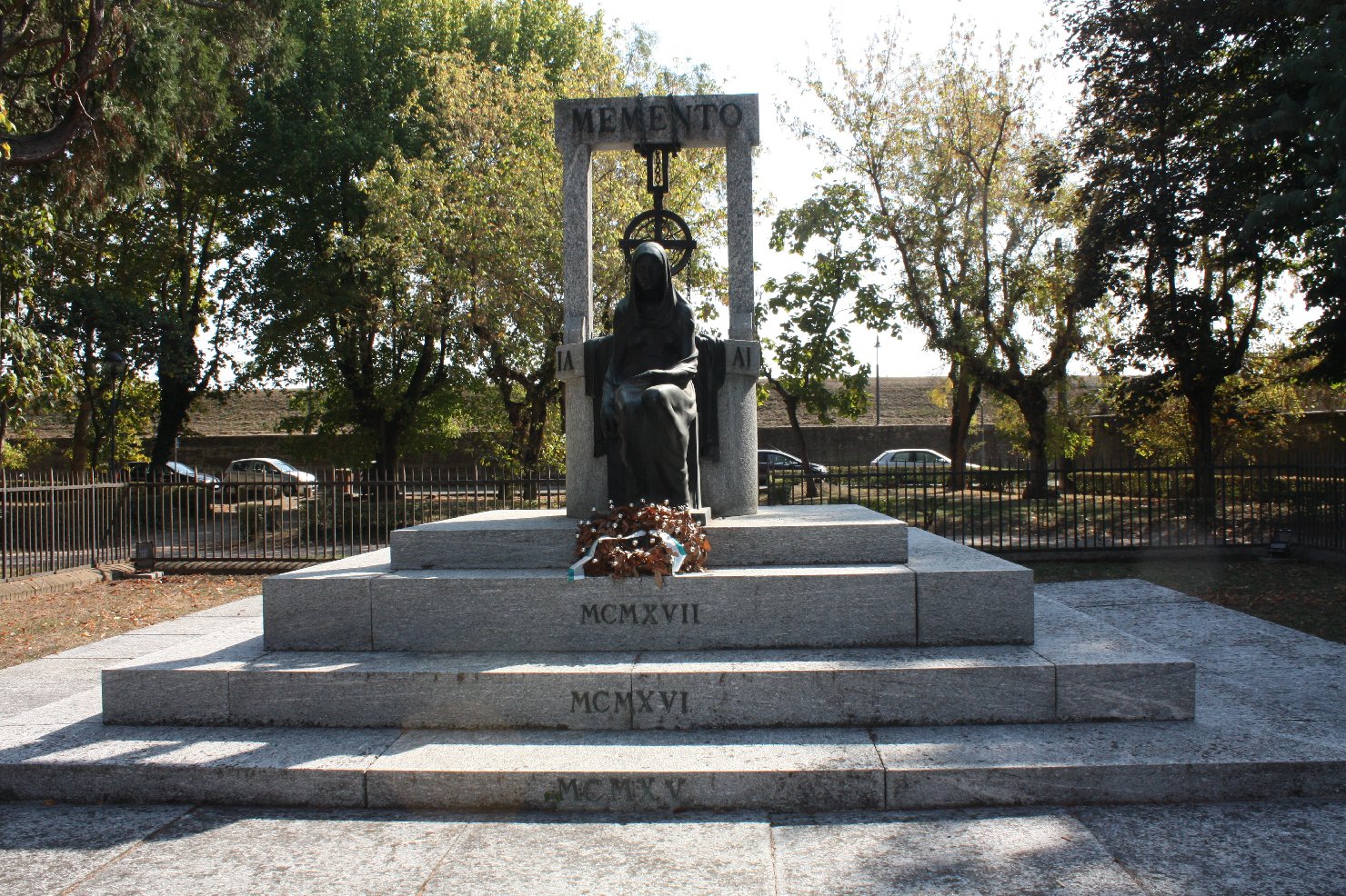 figura di madre dolente (monumento ai caduti - a pozzo) di Minerbi Arrigo (sec. XX)