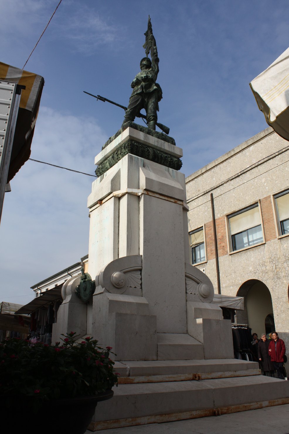 figura di soldato che porta la bandiera (monumento ai caduti - a cippo) di Sarto Mario, Diegoli Giacomo (sec. XX)