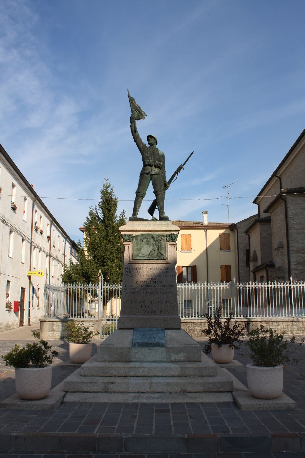 figura di soldato che porta la bandiera, allegoria della sposa che protegge un soldato, allegoria del lavoro, allegoria delle madri dolenti coi figli (monumento ai caduti - a cippo) di Milani Virgilio, Sarto Mario (sec. XX, sec. XX)