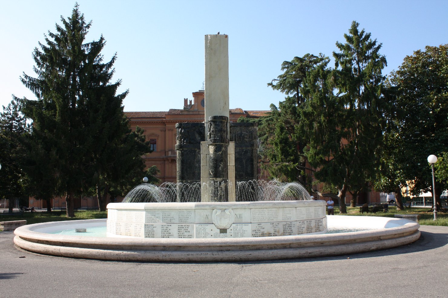 annuncio di guerra, assalto, canto di guerra, soldato mutilato, sacrificio, pietà al caduto, annuncio della Vittoria, onore all'Italia (monumento ai caduti - a fontana) di Toschi Piero, Nenci Enzo (sec. XX)