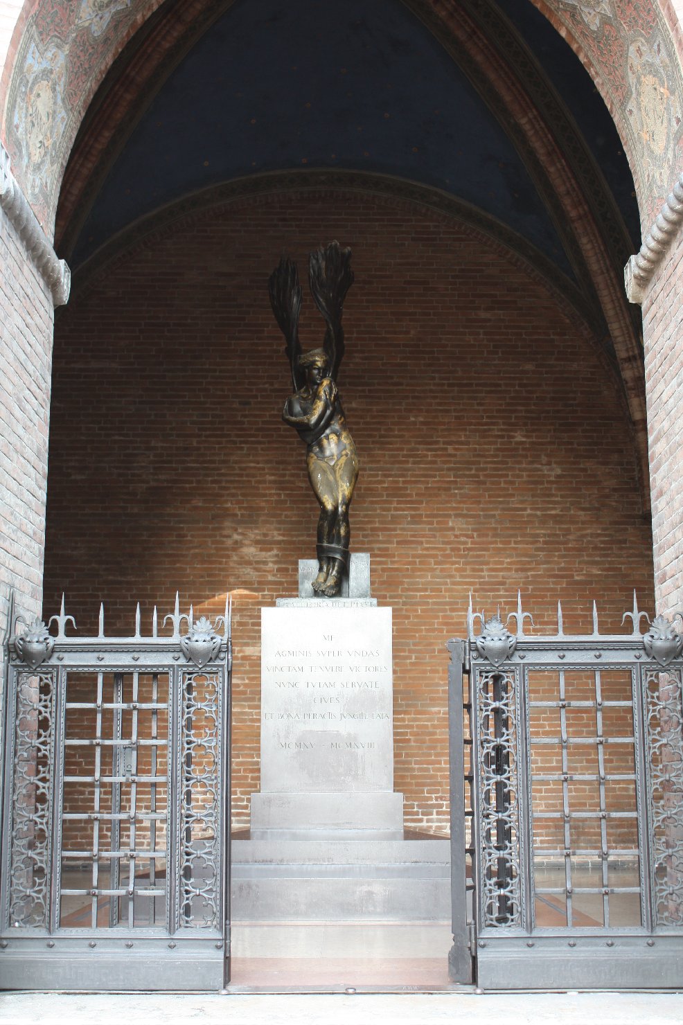 La Vittoria del Piave, allegoria della Vittoria (monumento ai caduti - a cippo) di Minerbi Arrigo (sec. XX)
