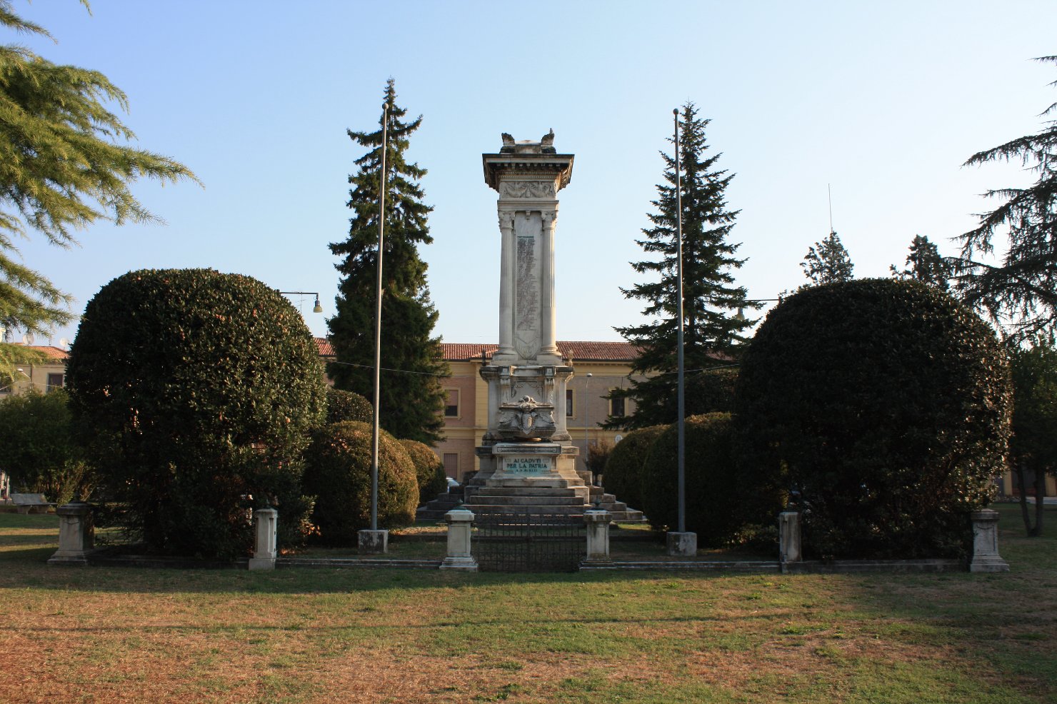 allegoria della Vittoria (monumento ai caduti - ad ara) di Meloncelli Luigi (sec. XX)