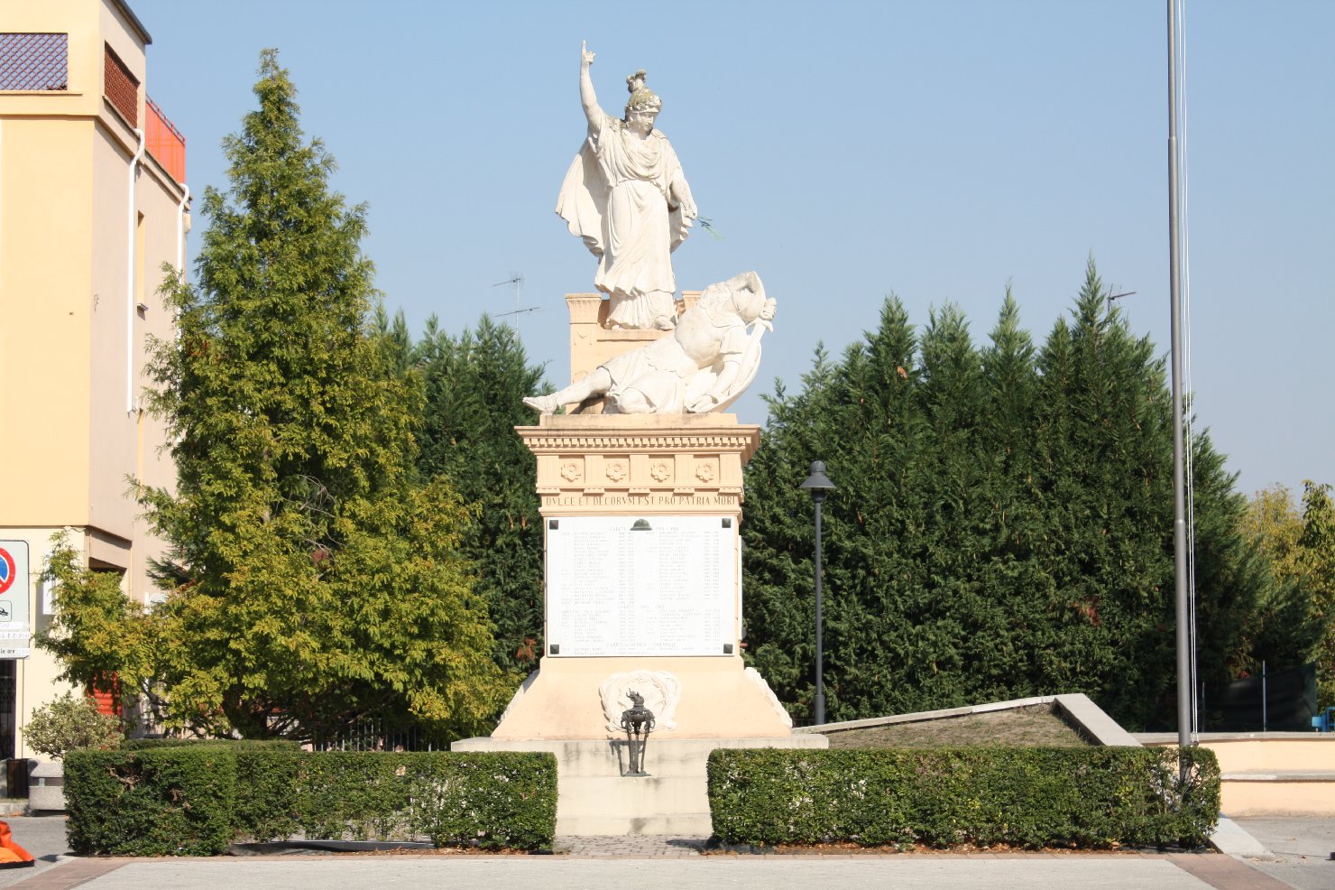 allegoria della morte del soldato (monumento ai caduti - a cippo) - ambito ferrarese (sec. XX)