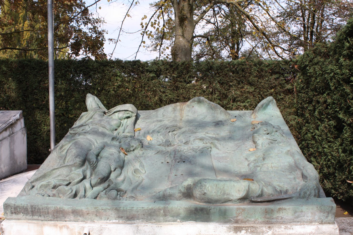 figura di madre con bambino, allegoria della morte del soldato (monumento ai caduti - a lapide) di Simone Edgardo (sec. XX)