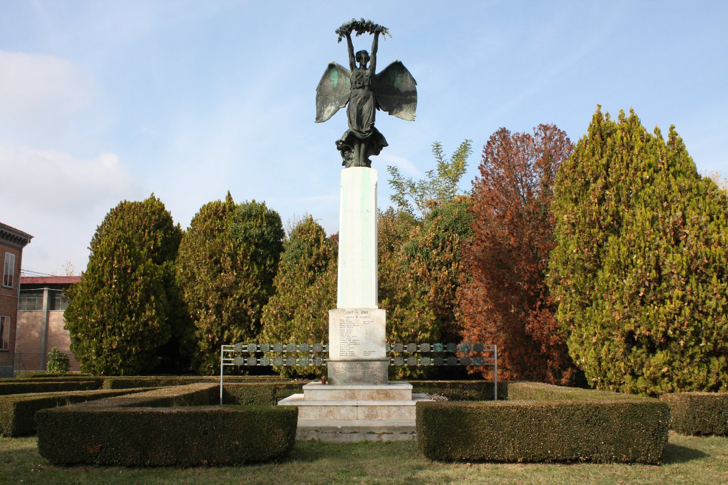 allegoria della Vittoria come donna vestita all'antica (monumento ai caduti - a cippo) di Simone Edgardo (sec. XX)