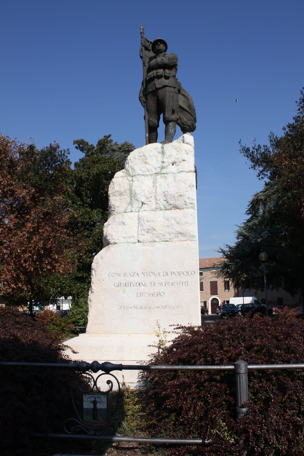 figura di soldato che porta la bandiera (monumento ai caduti - a montagna figurata) di Borghesani Alfonso (sec. XX)