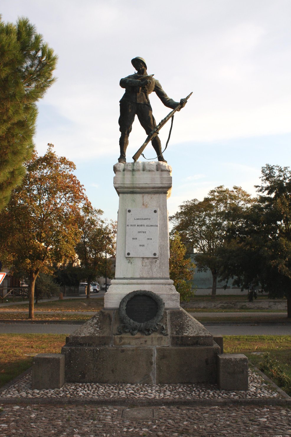 figura di soldato: fante (monumento ai caduti - a cippo) di Milani Virgilio, Sarto Mario (sec. XX)