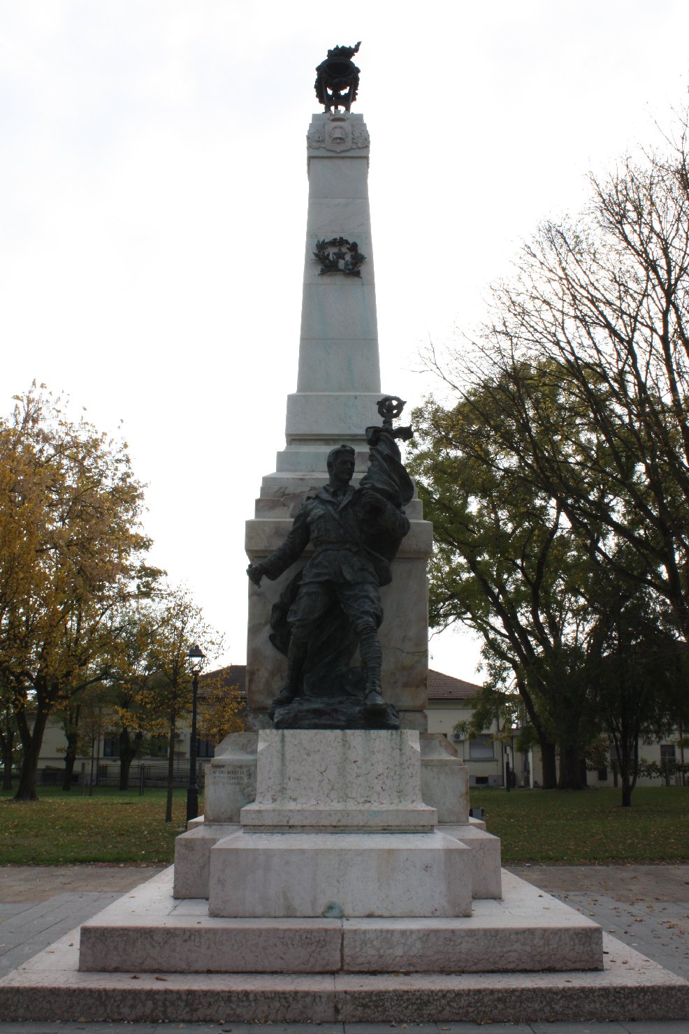 figura di soldato che porta la bandiera (monumento ai caduti - ad obelisco) di Beretta Giovanni (sec. XX)