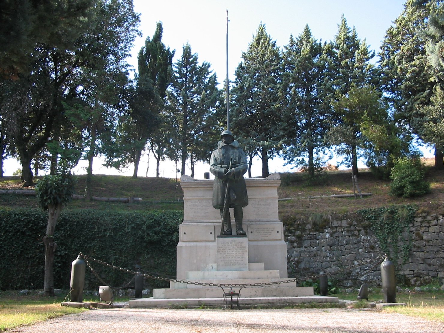 figura di soldato: fante (monumento ai caduti - ad ara) di Minguzzi Armando (sec. XX)