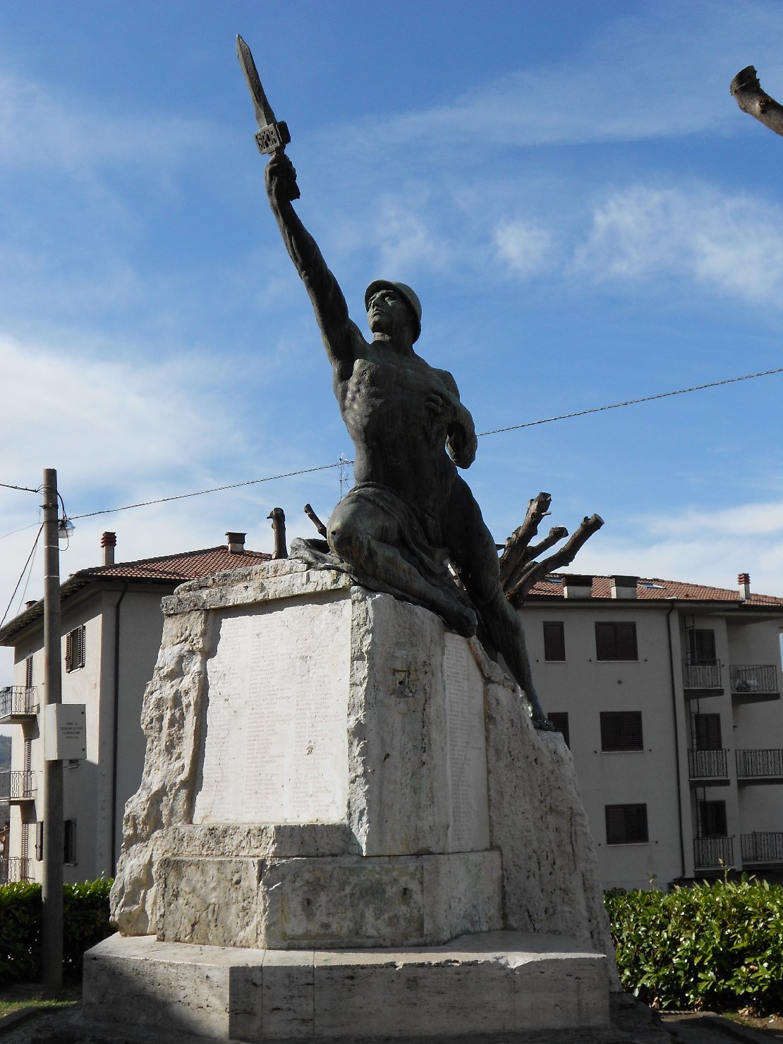 allegoria del soldato come eroe antico (monumento ai caduti - a cippo) di Rizzoli Pasquale (sec. XX)