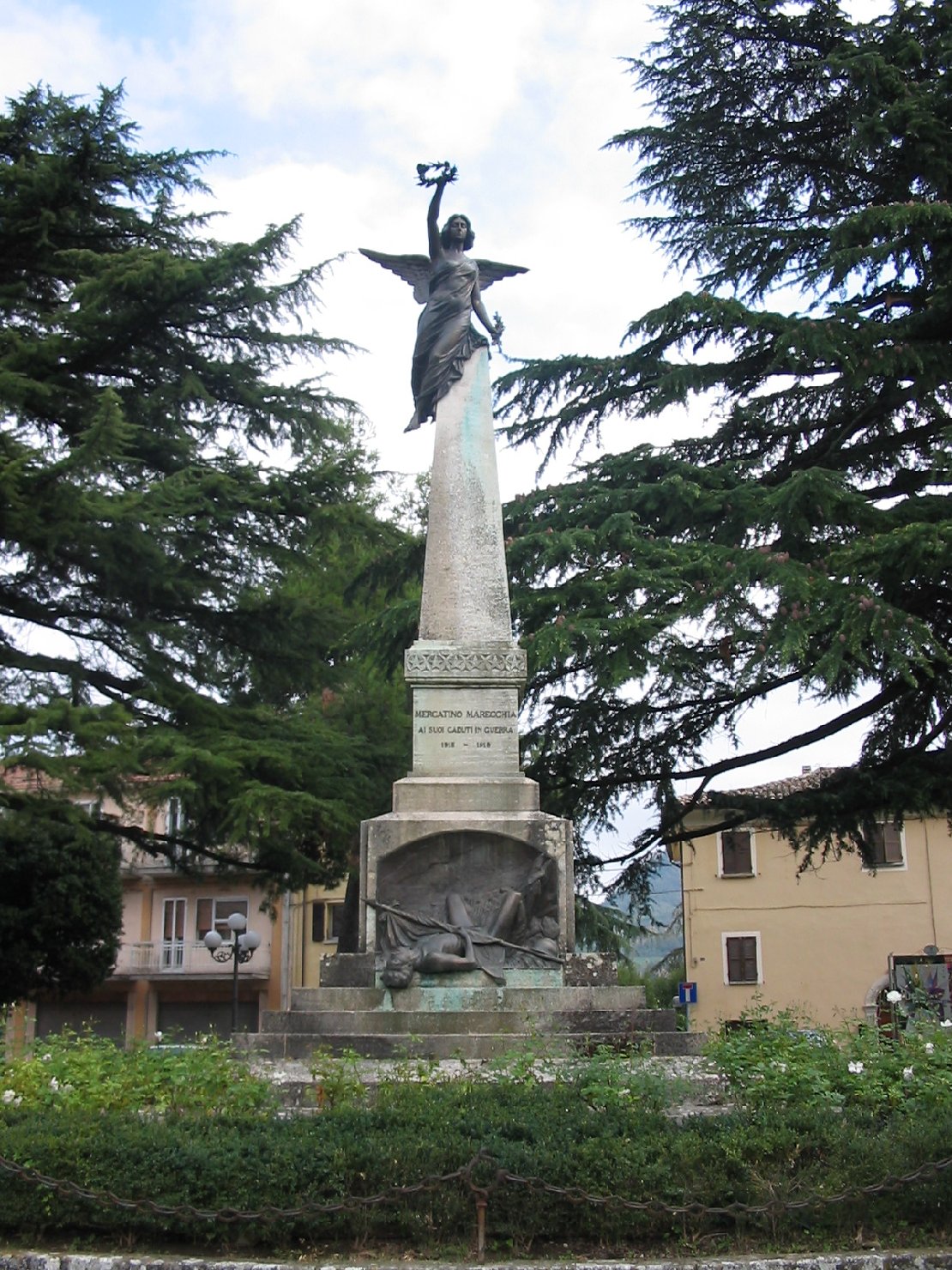 allegoria della Vittoria, morte del soldato (monumento ai caduti - ad obelisco) di Ricci Antonio (?) (sec. XX)