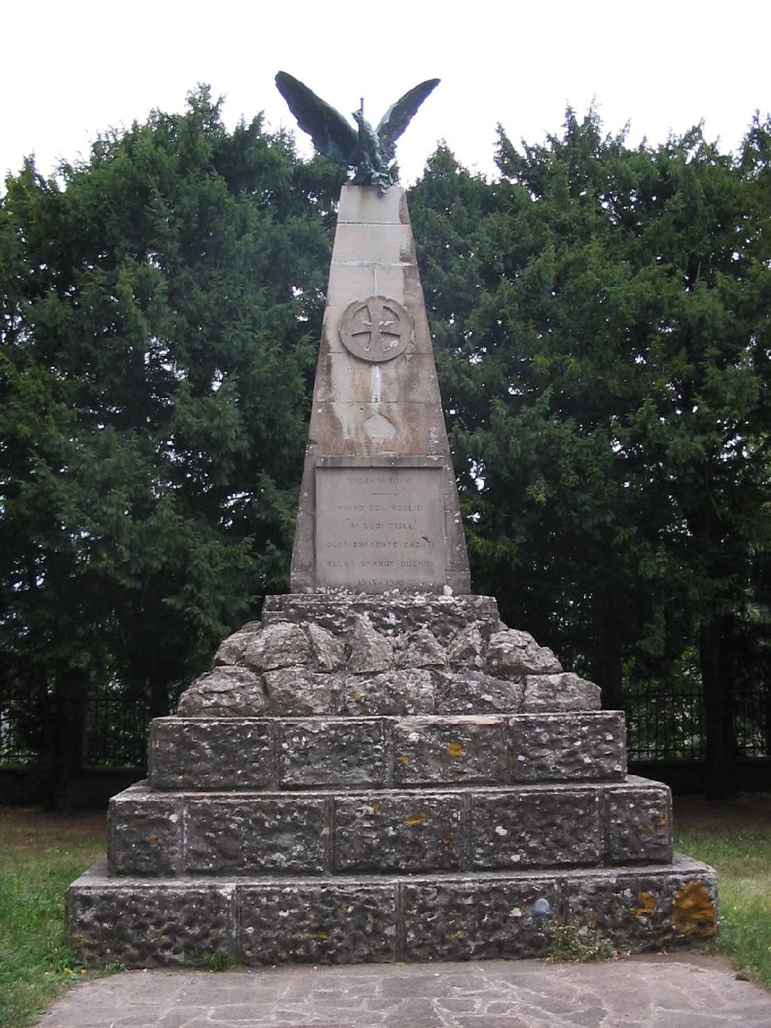 allegoria della Vittoria come aquila (monumento ai caduti - ad obelisco) di Ditta Davide Venturi & Figlio (sec. XX)