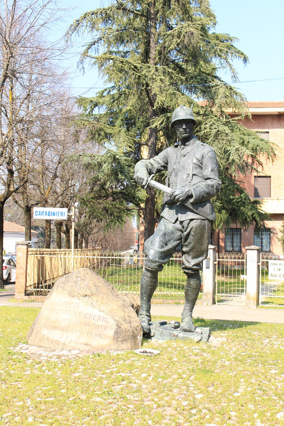 figura di soldato: fante (monumento ai caduti) di Graziosi Giuseppe (sec. XX, sec. XX)