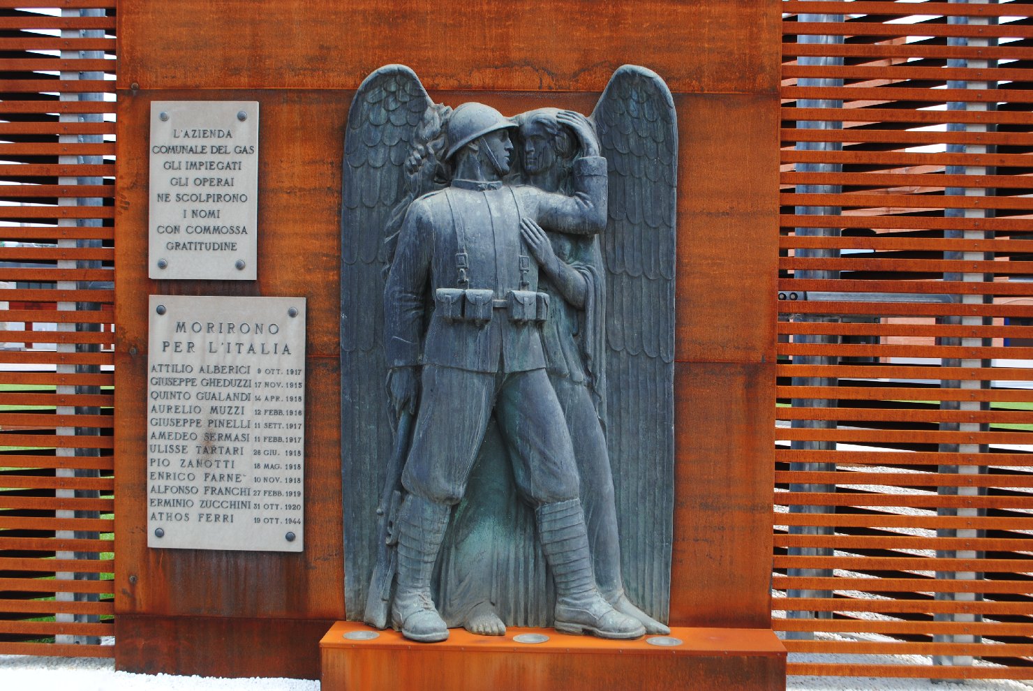 allegoria della Vittoria che premia un soldato (monumento ai caduti - a lapide) di Pini Carlo (sec. XX)