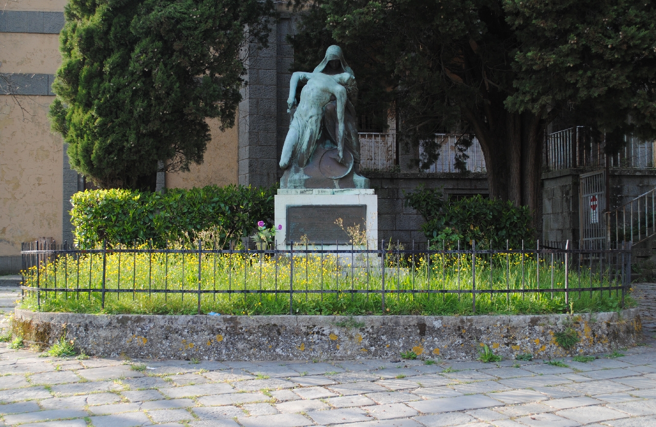 allegoria della morte del soldato (monumento ai caduti - a cippo) di Magli Augusto (primo quarto XX)