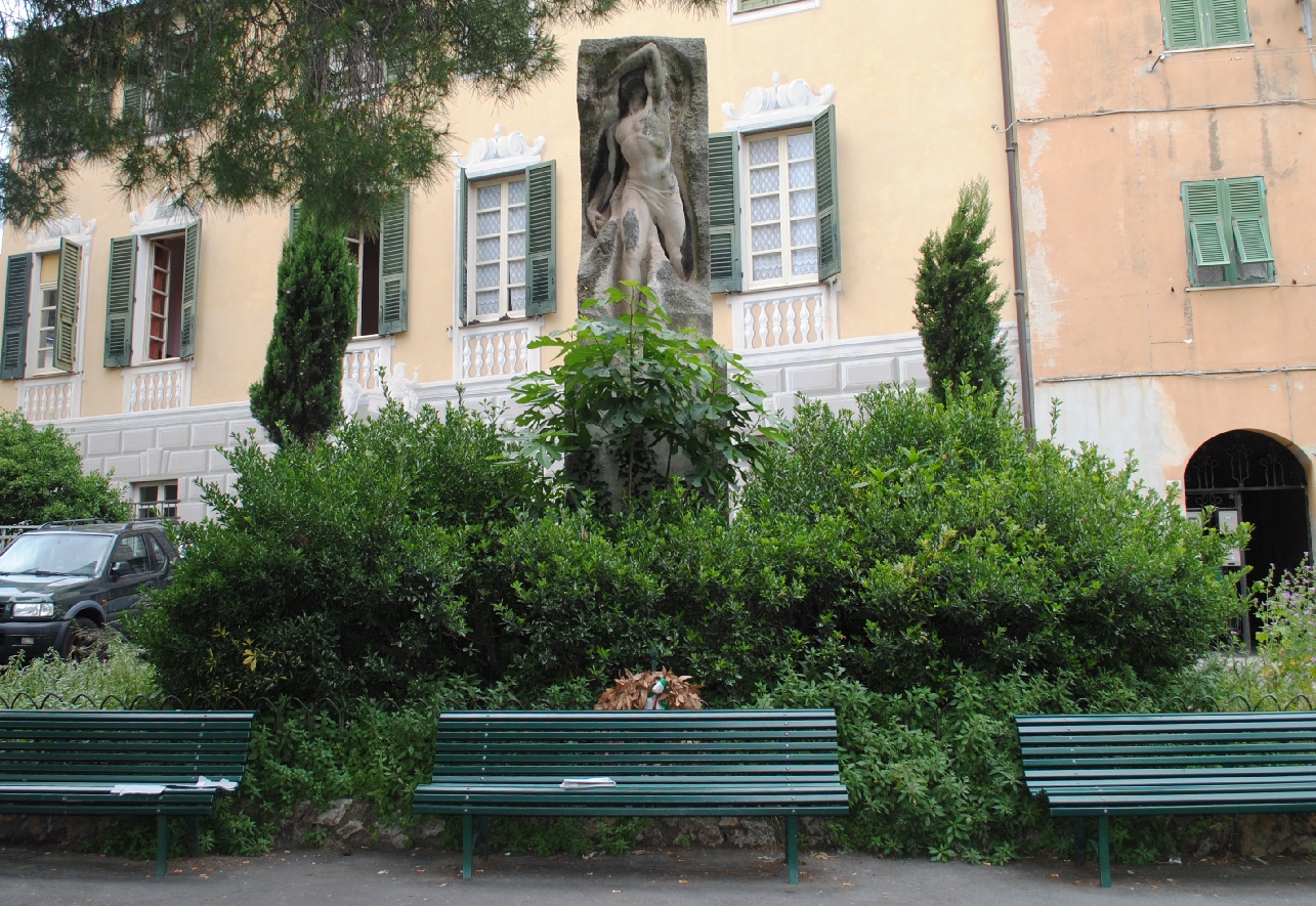 allegoria del soldato come eroe antico (monumento ai caduti - a cippo) di Fossati Domenico (prima metà XX)