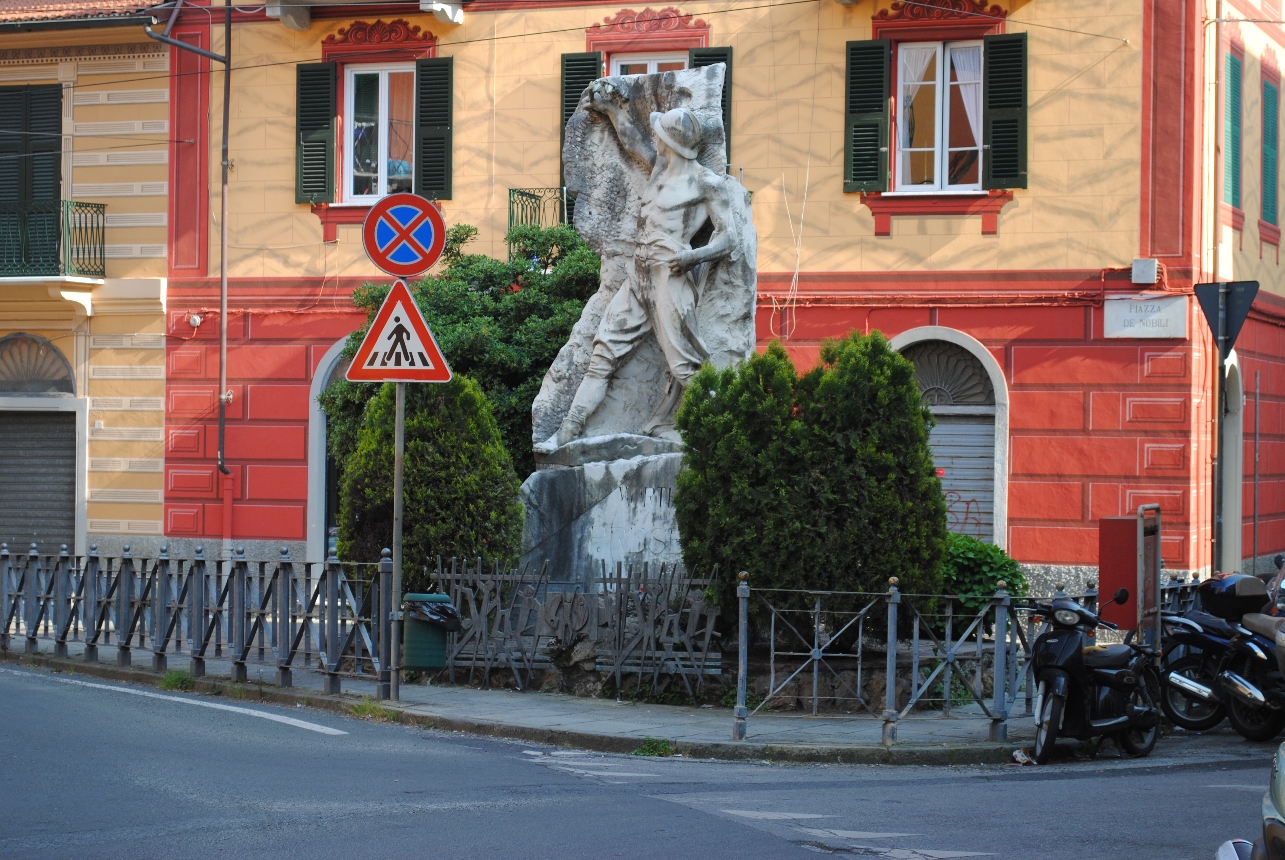 figura di soldato (monumento ai caduti) di Fontana Carlo (secondo quarto XX)