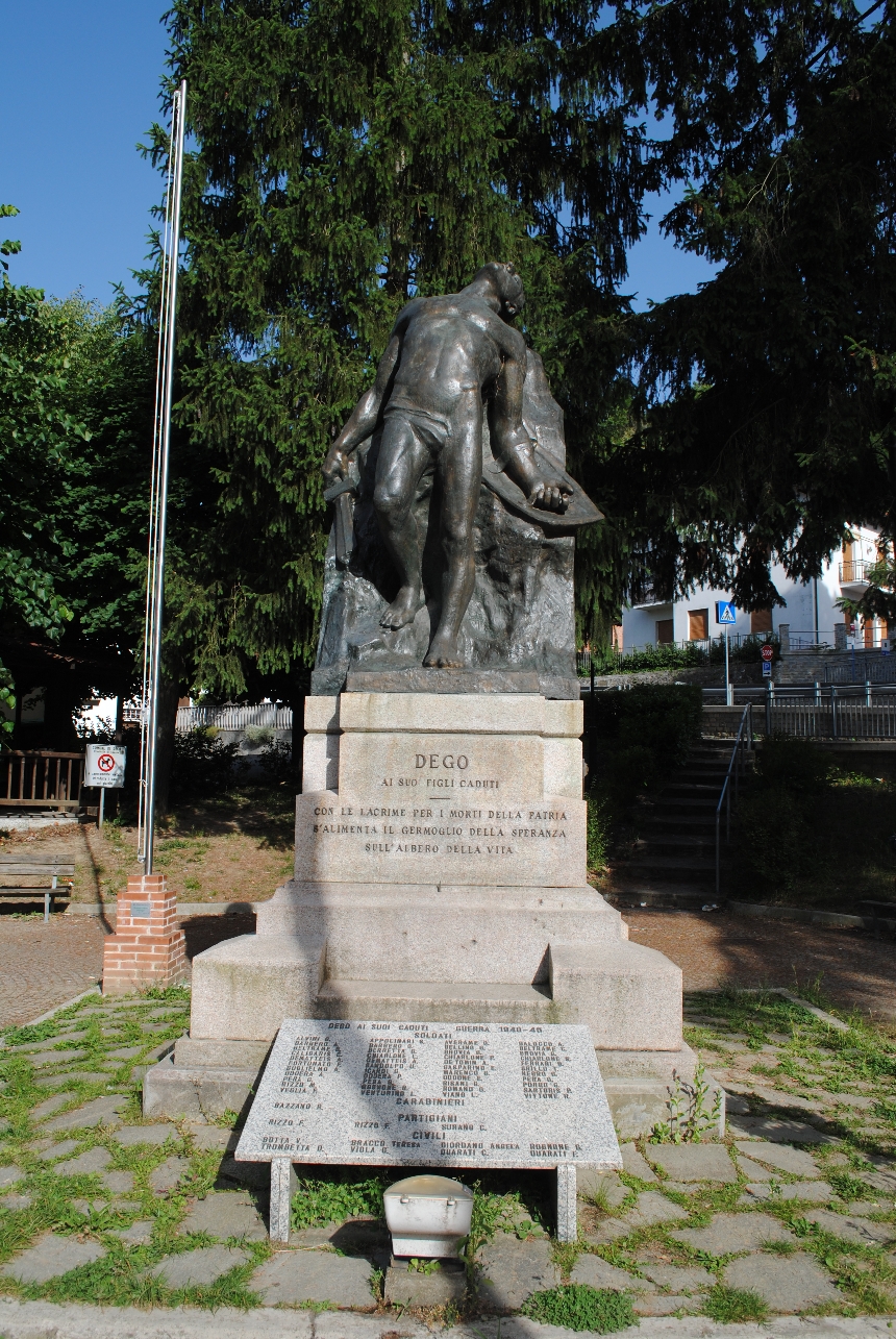 allegoria del soldato come eroe antico (monumento ai caduti - a cippo) di Pasquali Vincenzo (primo quarto XX)