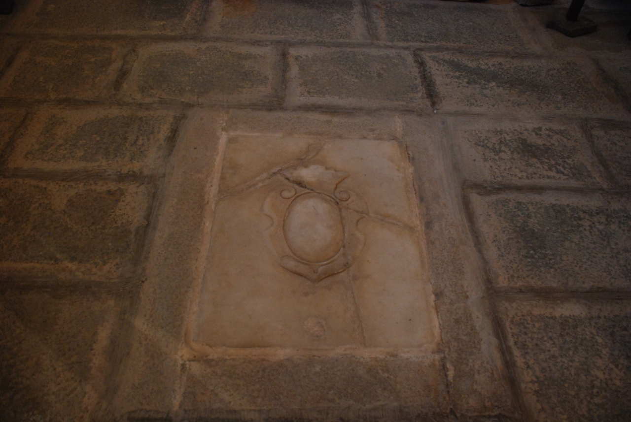 stemma gentilizio (lapide tombale, opera isolata) - ambito piemontese (ultimo quarto sec. XIV)