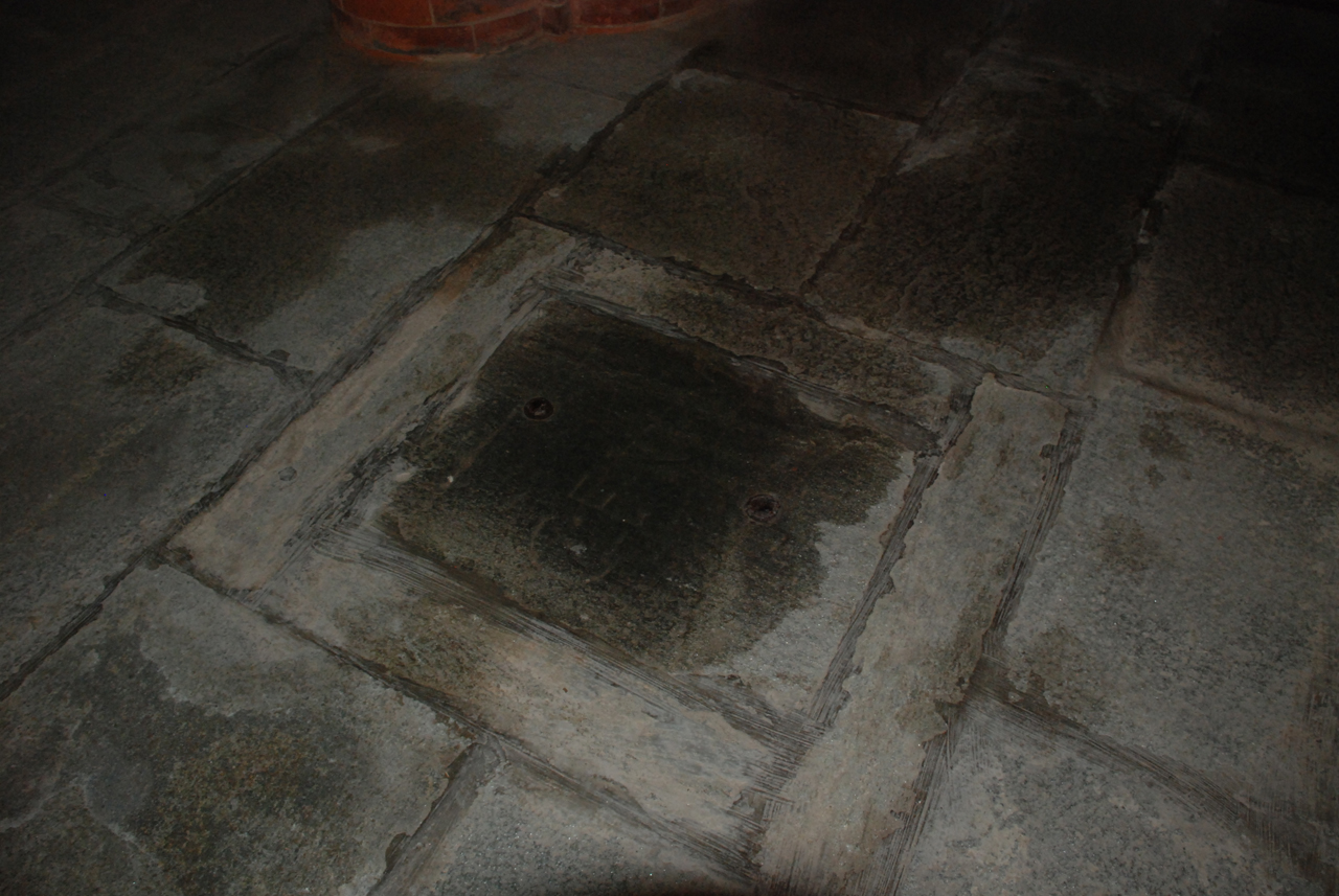 lapide tombale, opera isolata - ambito piemontese (secc. XVII/ XVIII)