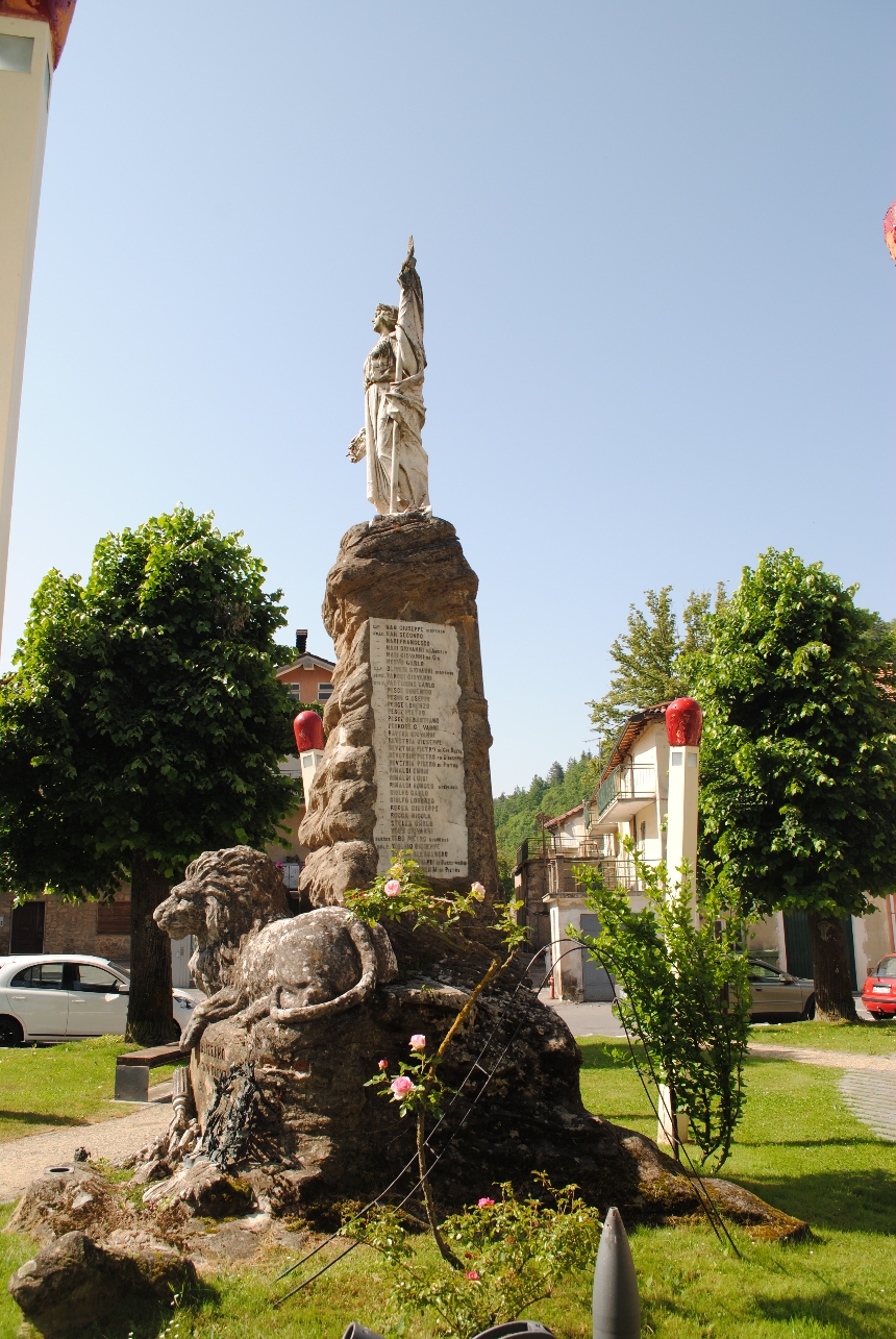 allegoria della Vittoria come donna vestita all'antica, leone, tropaion in relazione alle armi (monumento ai caduti) di Maragliano Attilio (primo quarto XX)