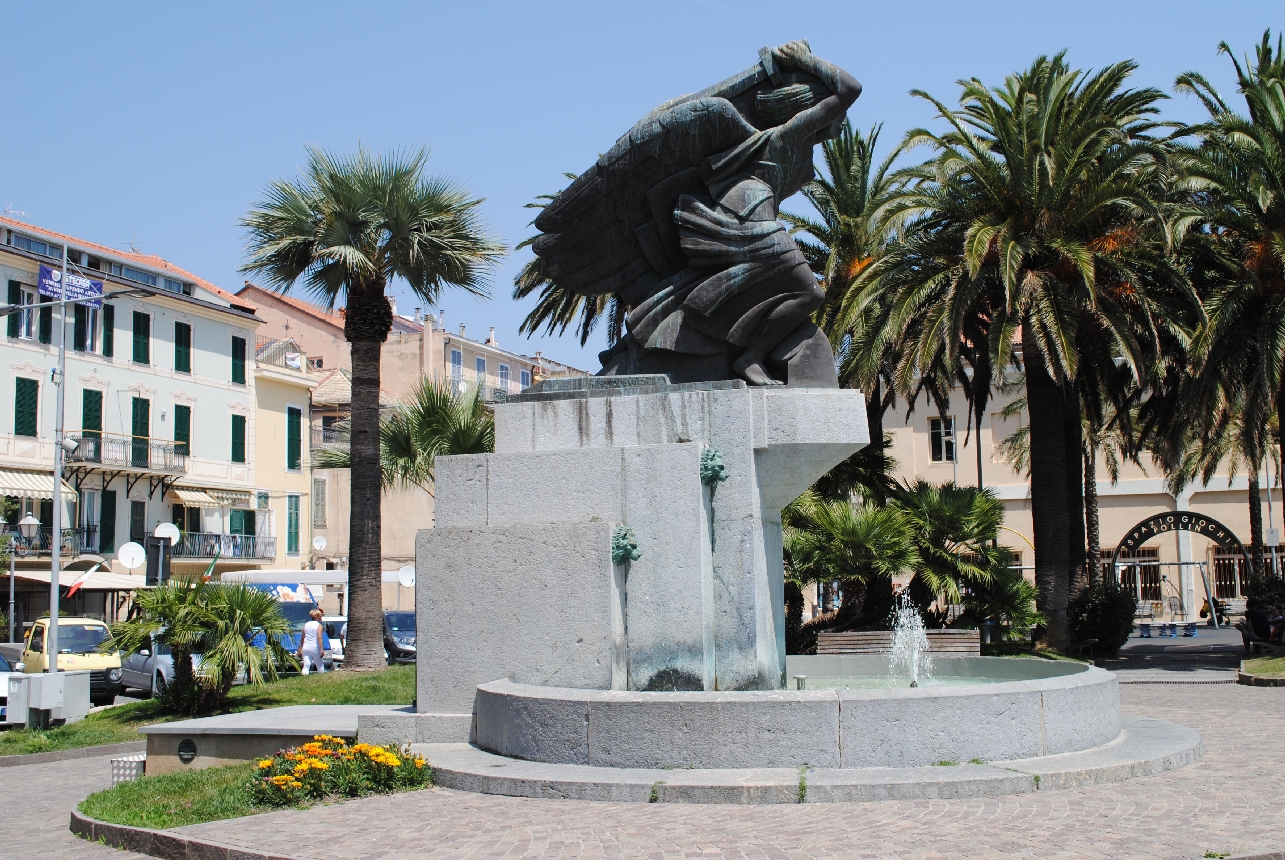 Fontana della Vittoria, allegoria della Vittoria come donna armata (monumento ai caduti - a fontana) di Terracini Roberto (secondo quarto XX)