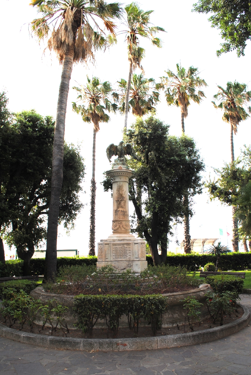 allegoria della Vittoria come aquila (monumento ai caduti - a colonna) di Calegari, Mignone (primo quarto XX)