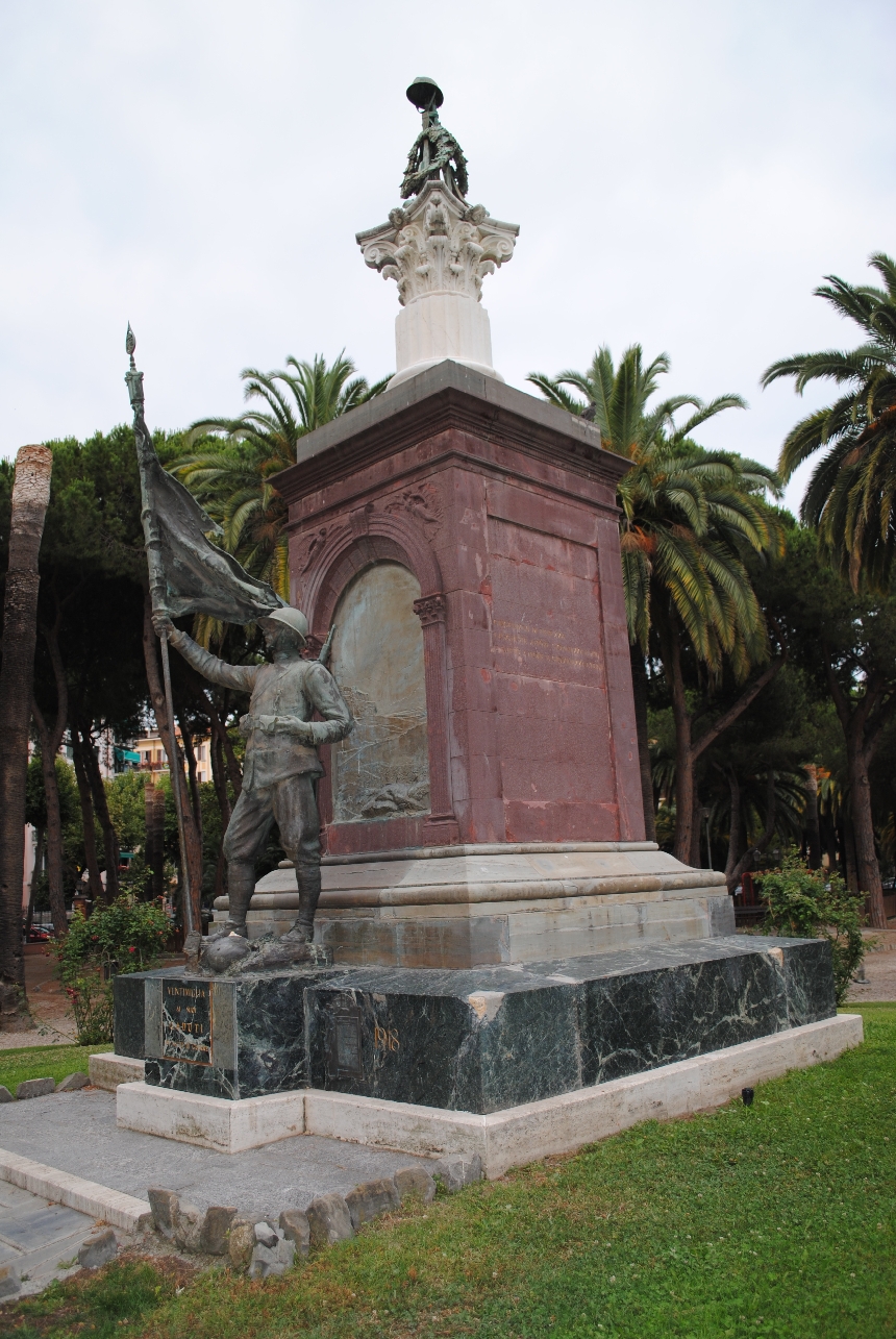 figura di soldato che porta la bandiera (monumento ai caduti) di Canonica Pietro (XX)