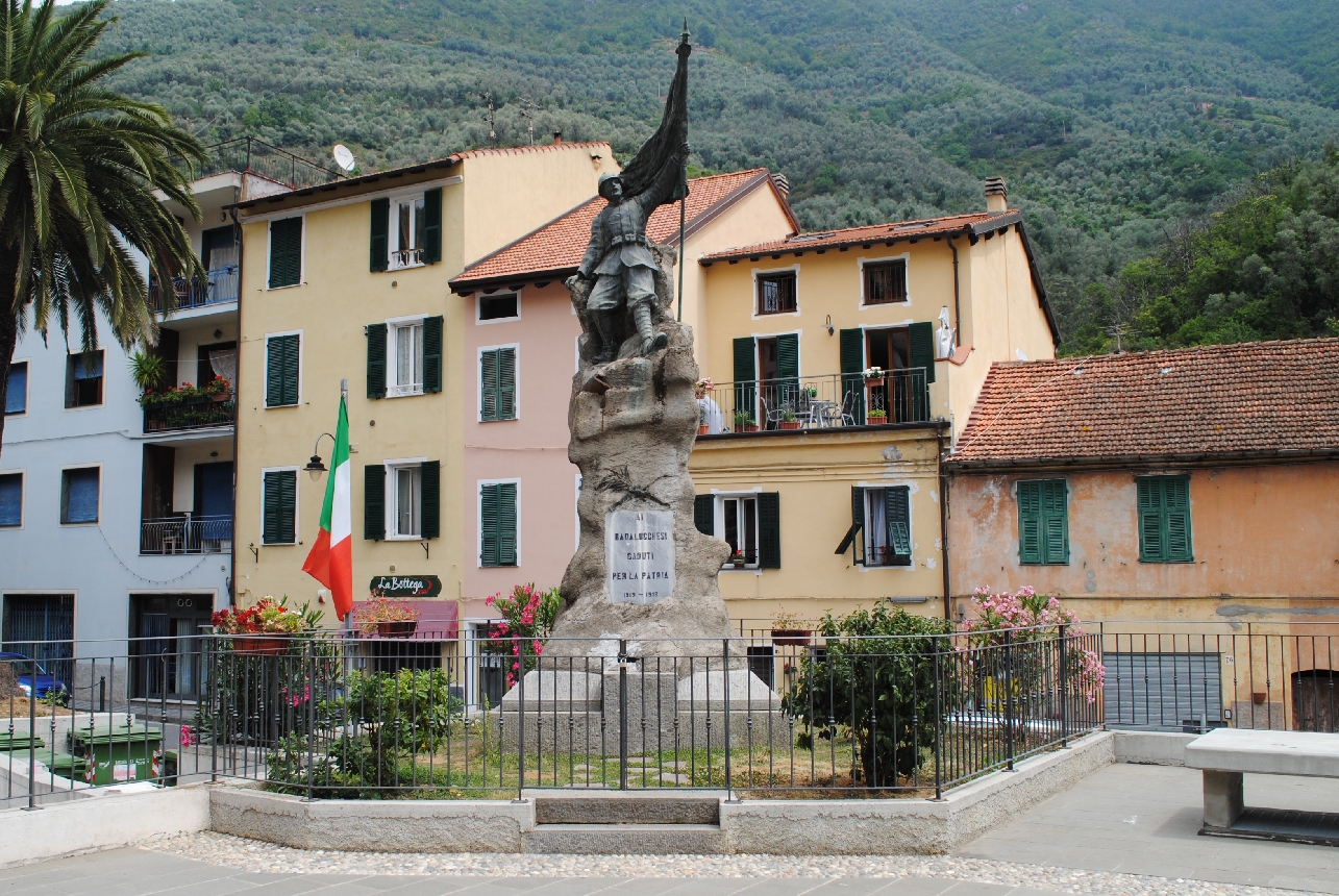 figura di soldato (fante) che porta la bandiera (monumento ai caduti) - ambito italiano (XX)