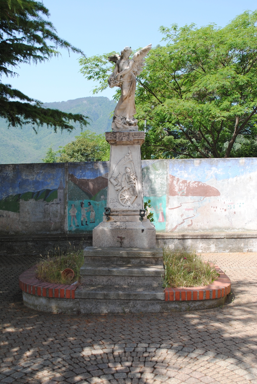 allegoria della Vittoria come donna vestita all'antica (monumento ai caduti - a cippo) di Maragliano Attilio (primo quarto XX)