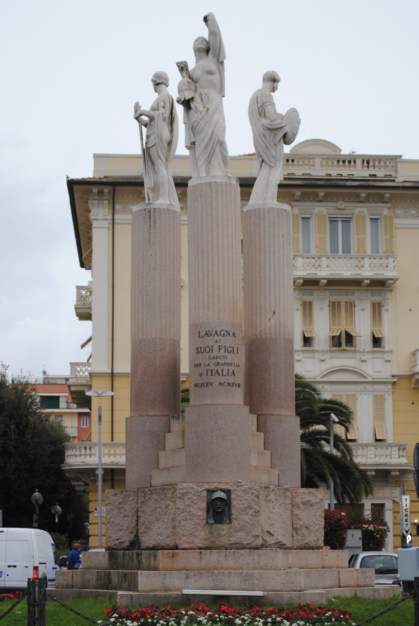 allegoria della Patria con elmo, allegoria della Patria con spada, allegoria della Patria con scudo (monumento ai caduti - a colonna) di De Albertis Edoardo (XX)