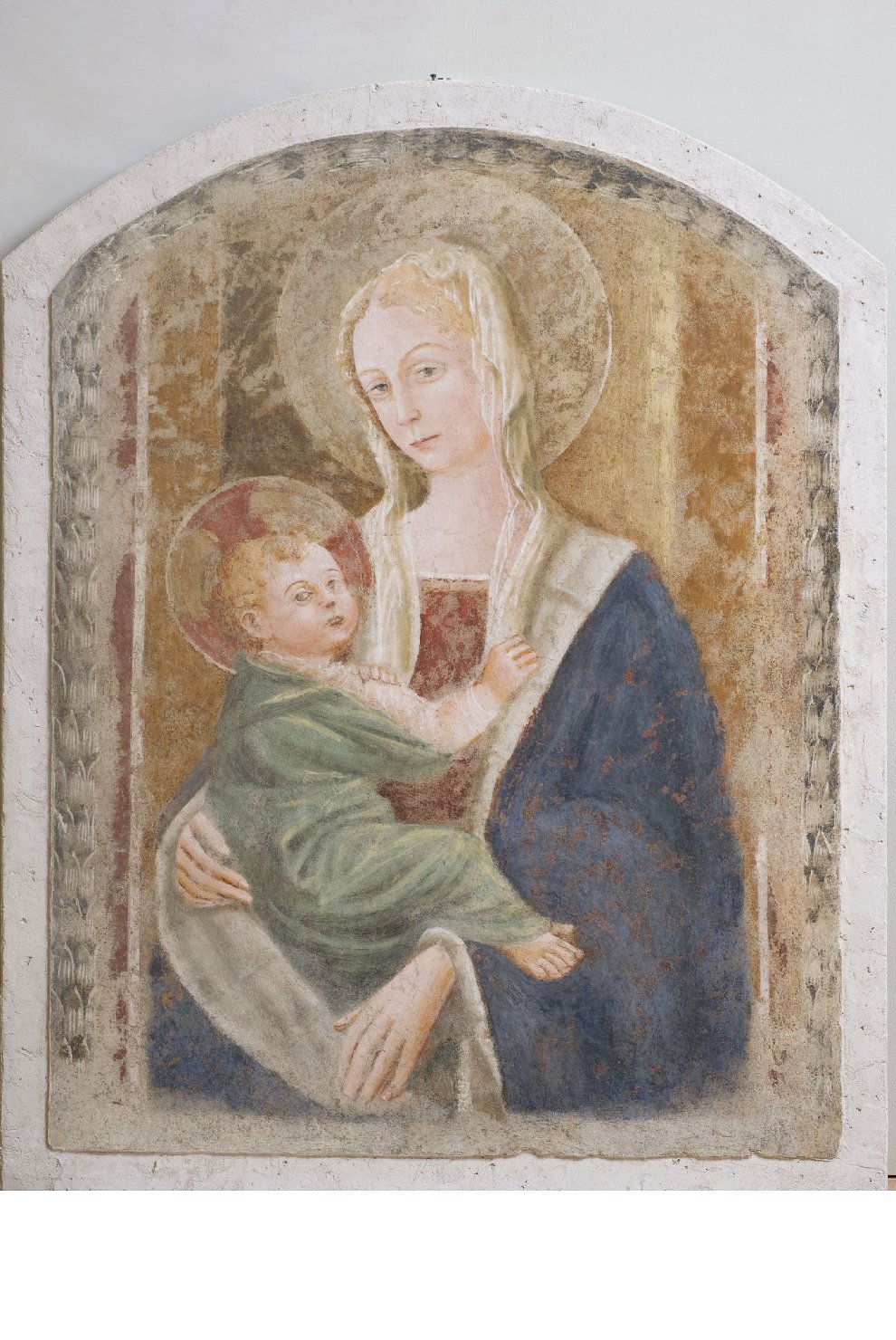 Madonna con Bambino (dipinto murale staccato, opera isolata) di Bonfigli Benedetto (attribuito) (seconda metà sec. XV)