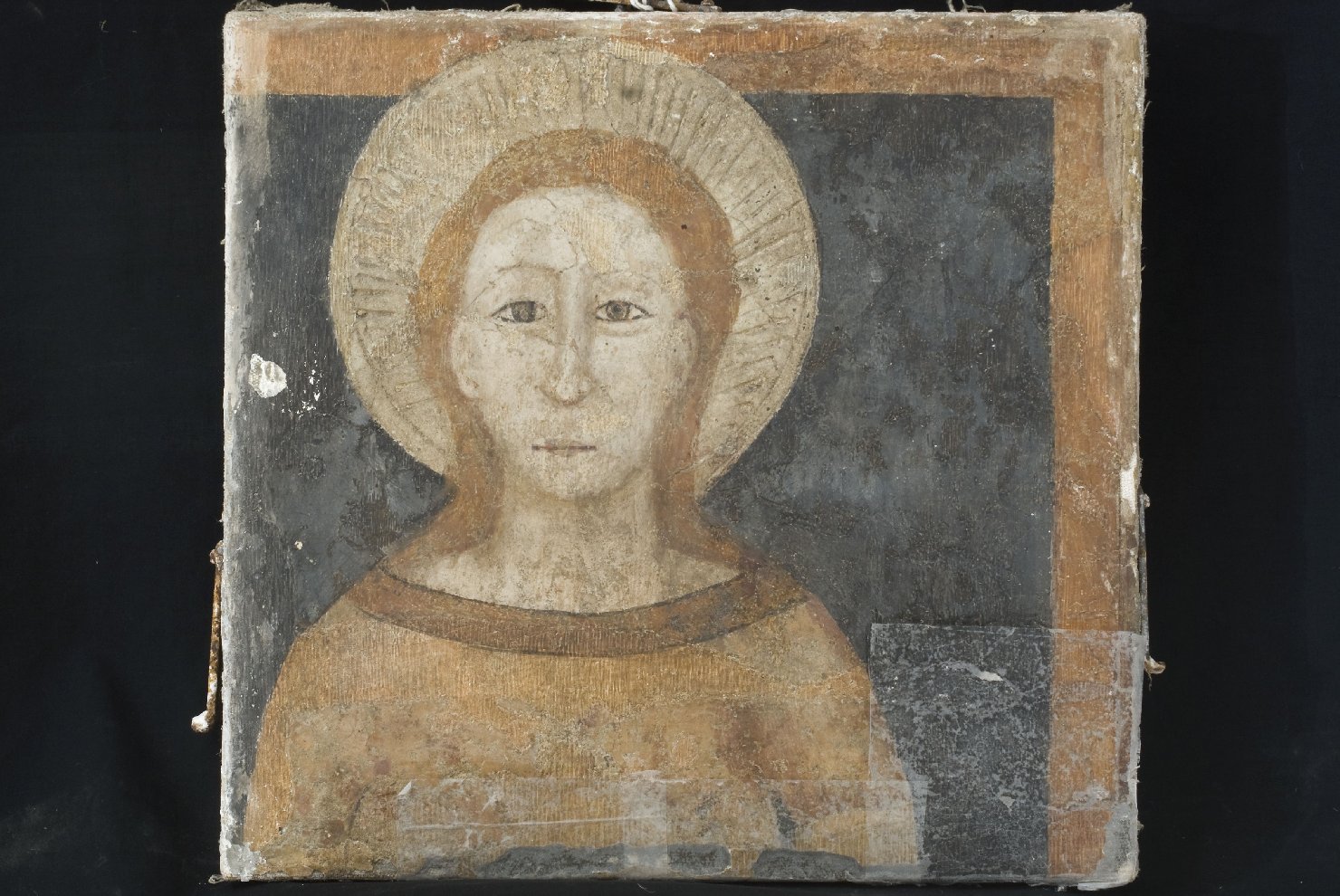 Santa (dipinto murale staccato, frammento) - ambito perugino, ambito perugino (prima metà sec. XIV)