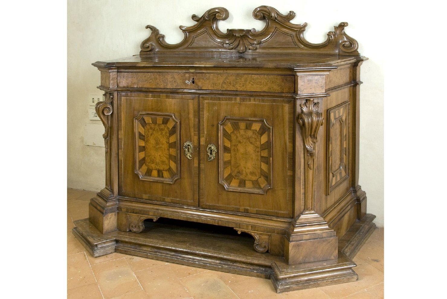 credenza, opera isolata di Mazzotti Lorenzo (attribuito) (seconda metà sec. XVIII)