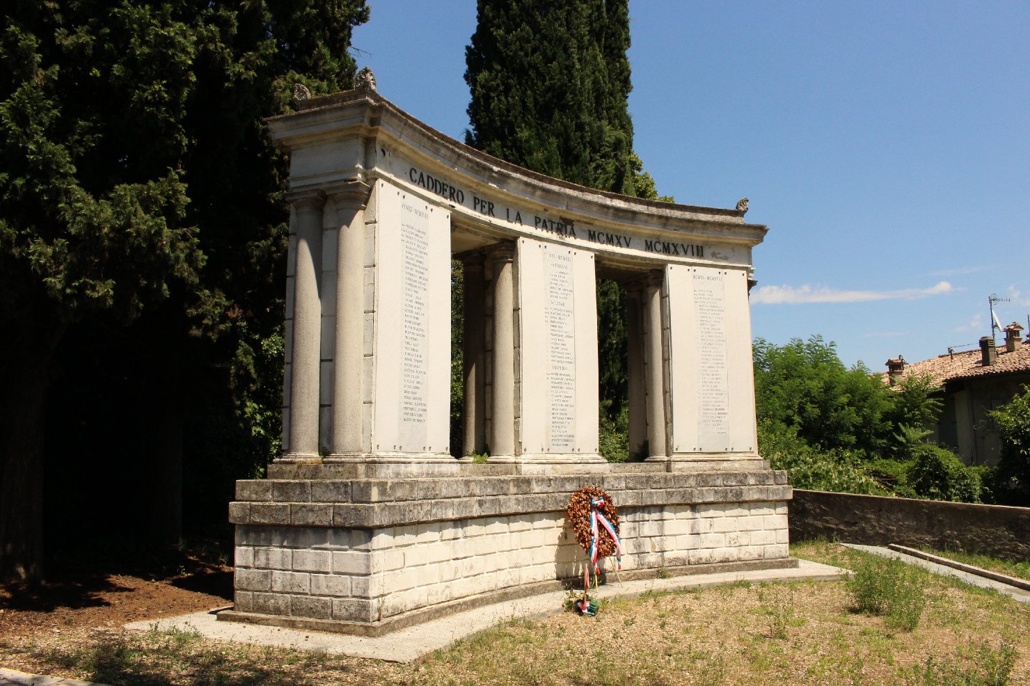 monumento ai caduti - ad emiciclo - bottega modenese (sec. XX, sec. XX)