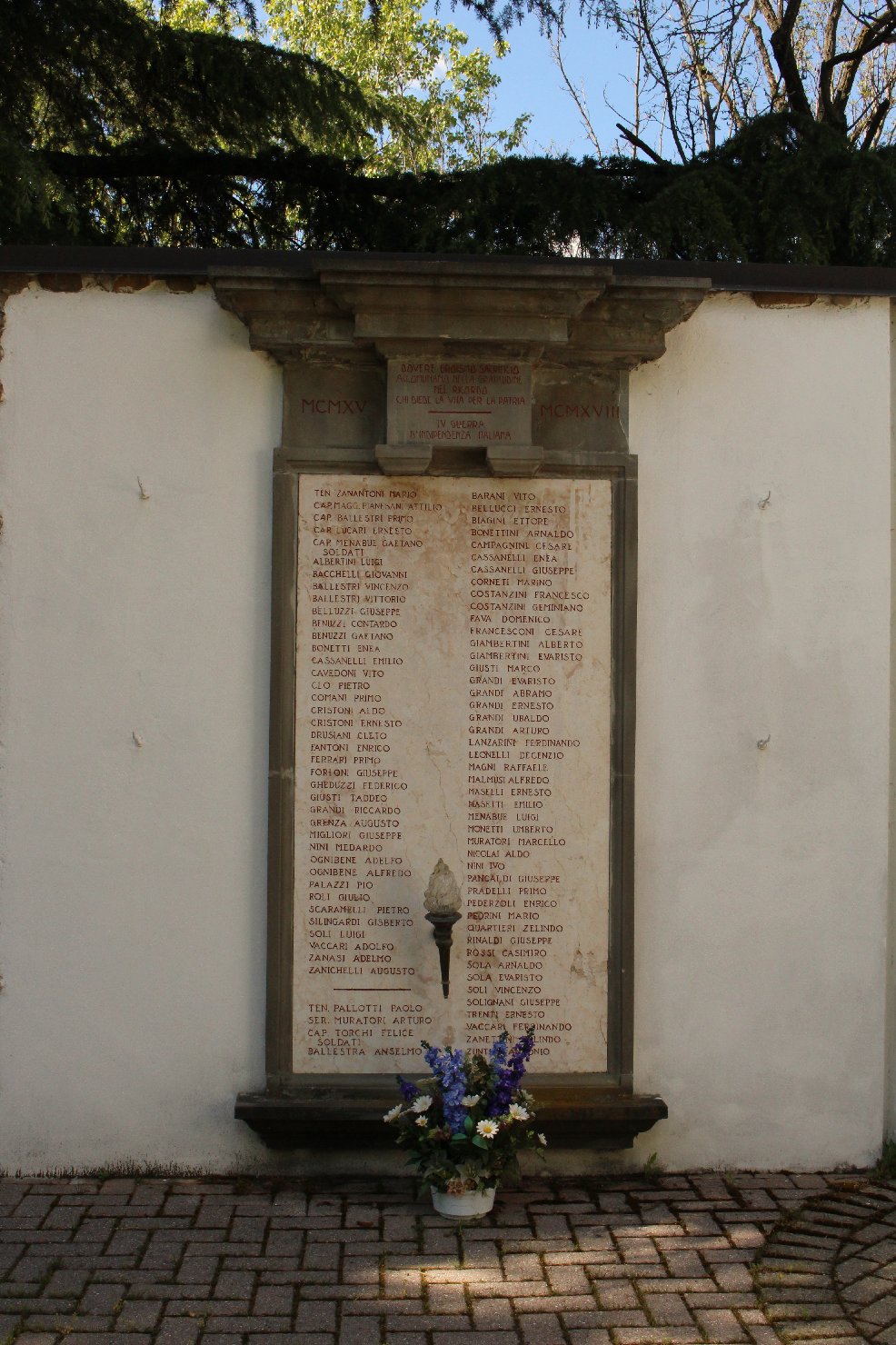 Madre e figlio, madre con il figlio che sostiene una ghirlanda di fiori (monumento ai caduti - a stele) - ambito modenese (sec. XX)
