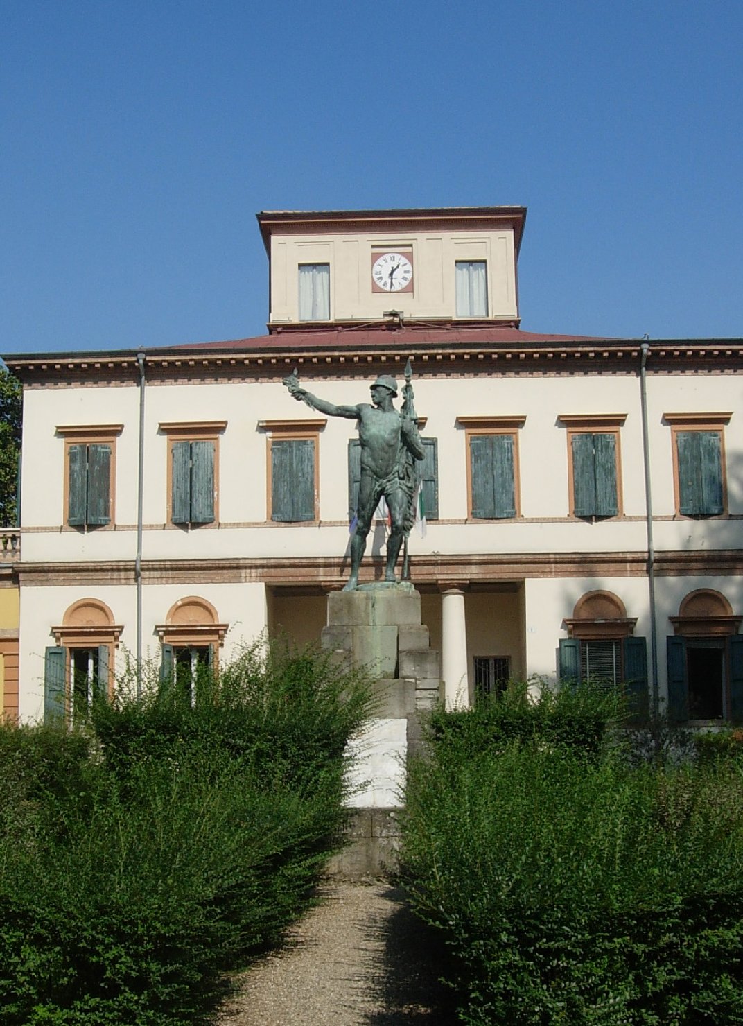 figura di soldato che porta la bandiera (monumento ai caduti - a cippo) di Bondioli Luigi (sec. XX)