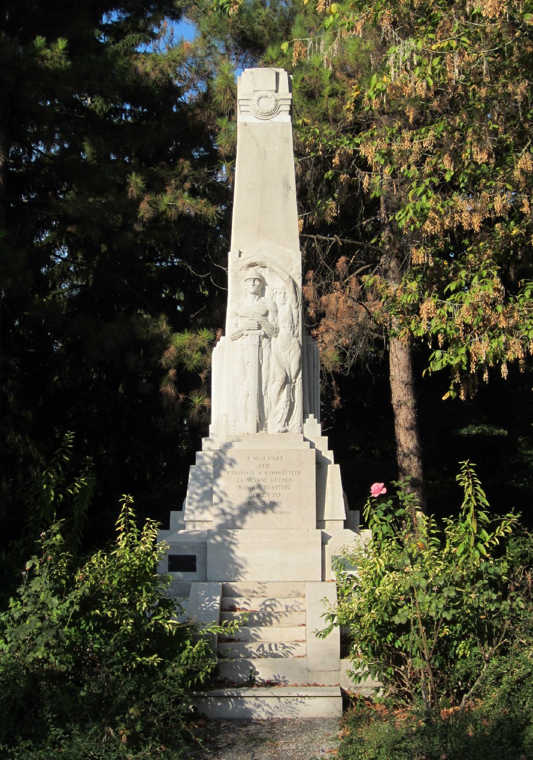 allegoria della Vittoria che incorona un soldato (monumento ai caduti - ad obelisco) di Pisi Carlo (sec. XX)