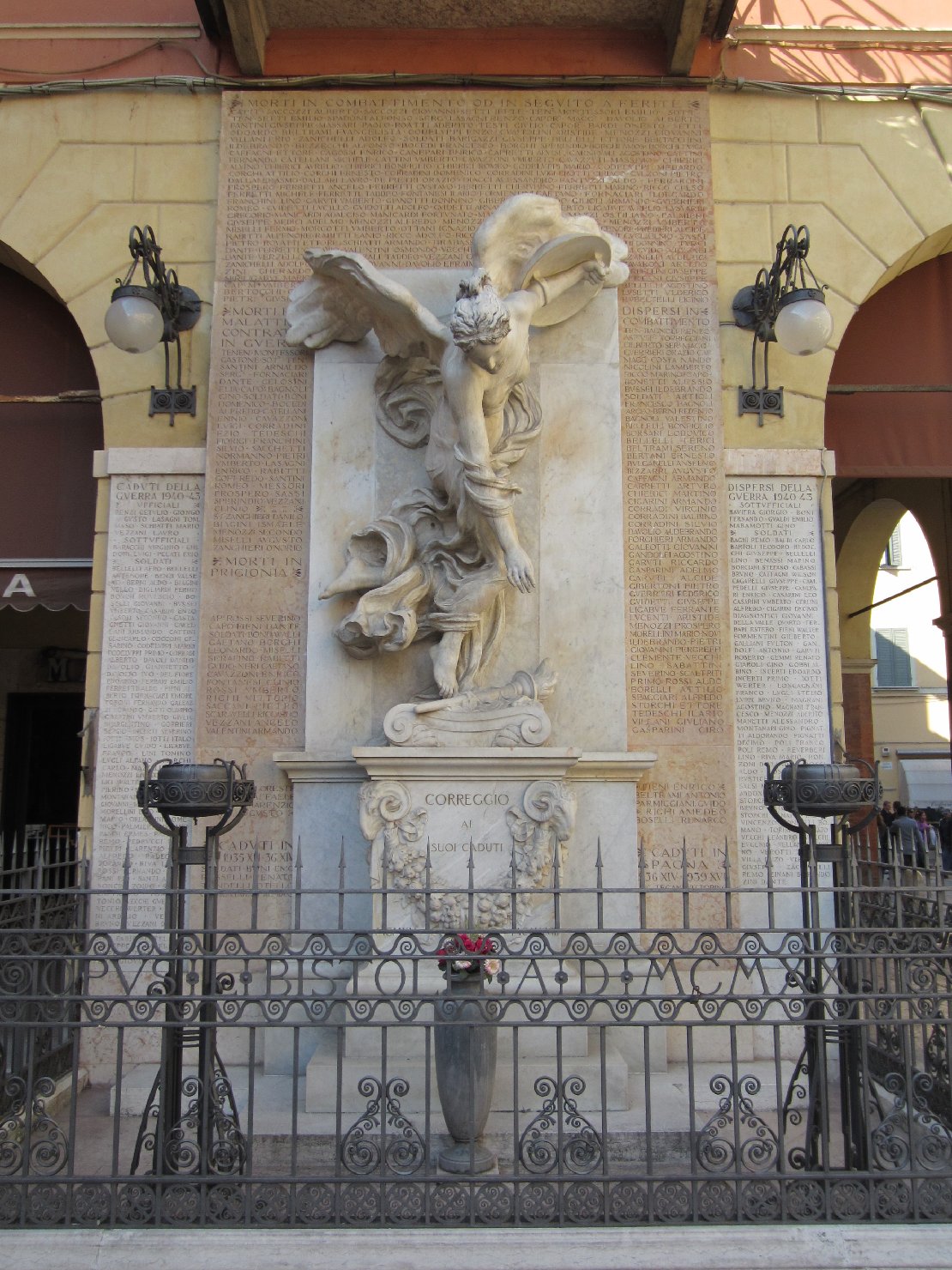 allegoria della Vittoria come donna vestita all'antica (monumento ai caduti - a lapide) di Bistolfi Leonardo (sec. XX)