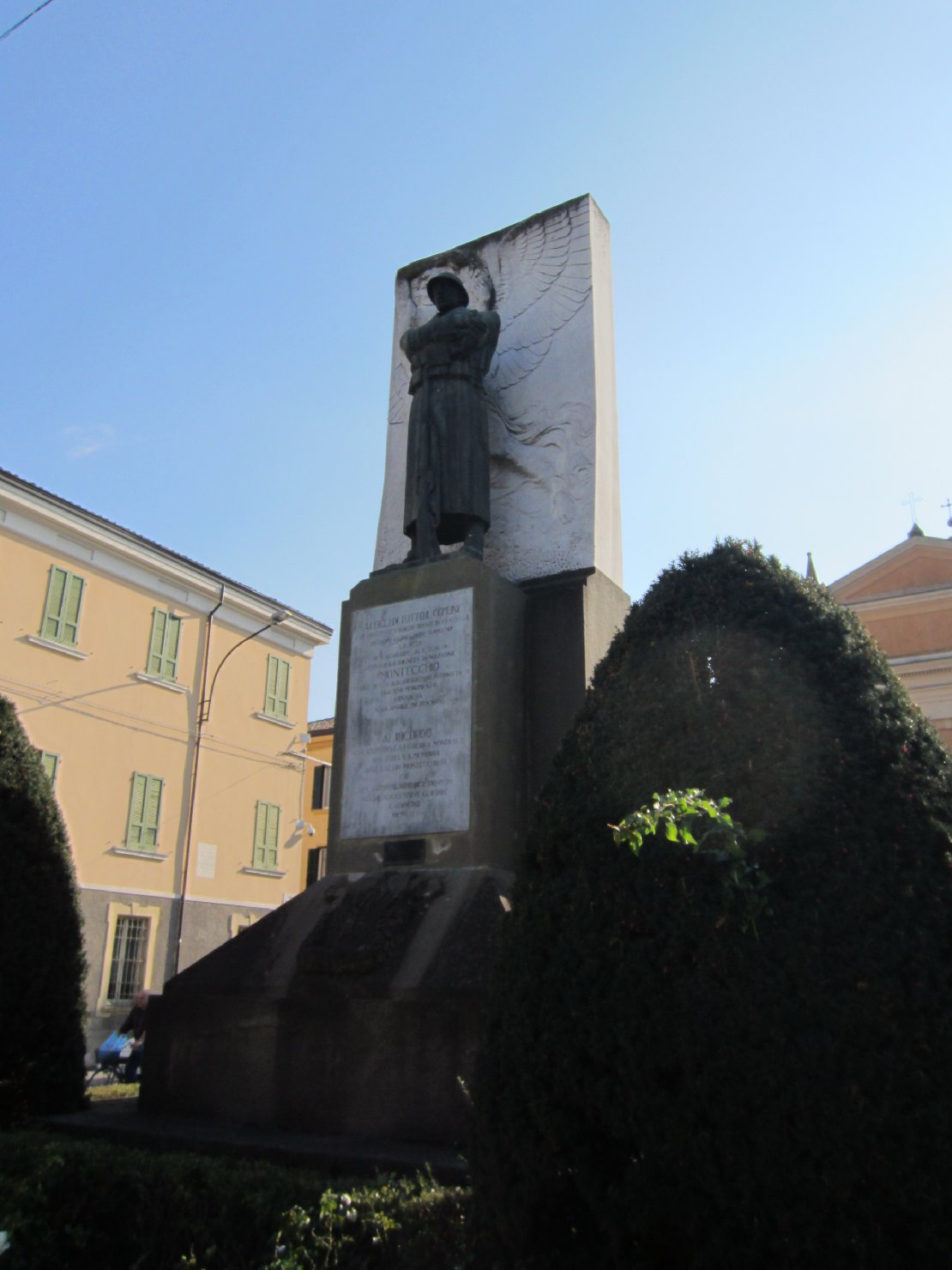 figura di soldato: fante, allegoria della Vittoria come donna vestita all'antica (monumento ai caduti - a cippo) di Bazzoni Alberto (sec. XX)