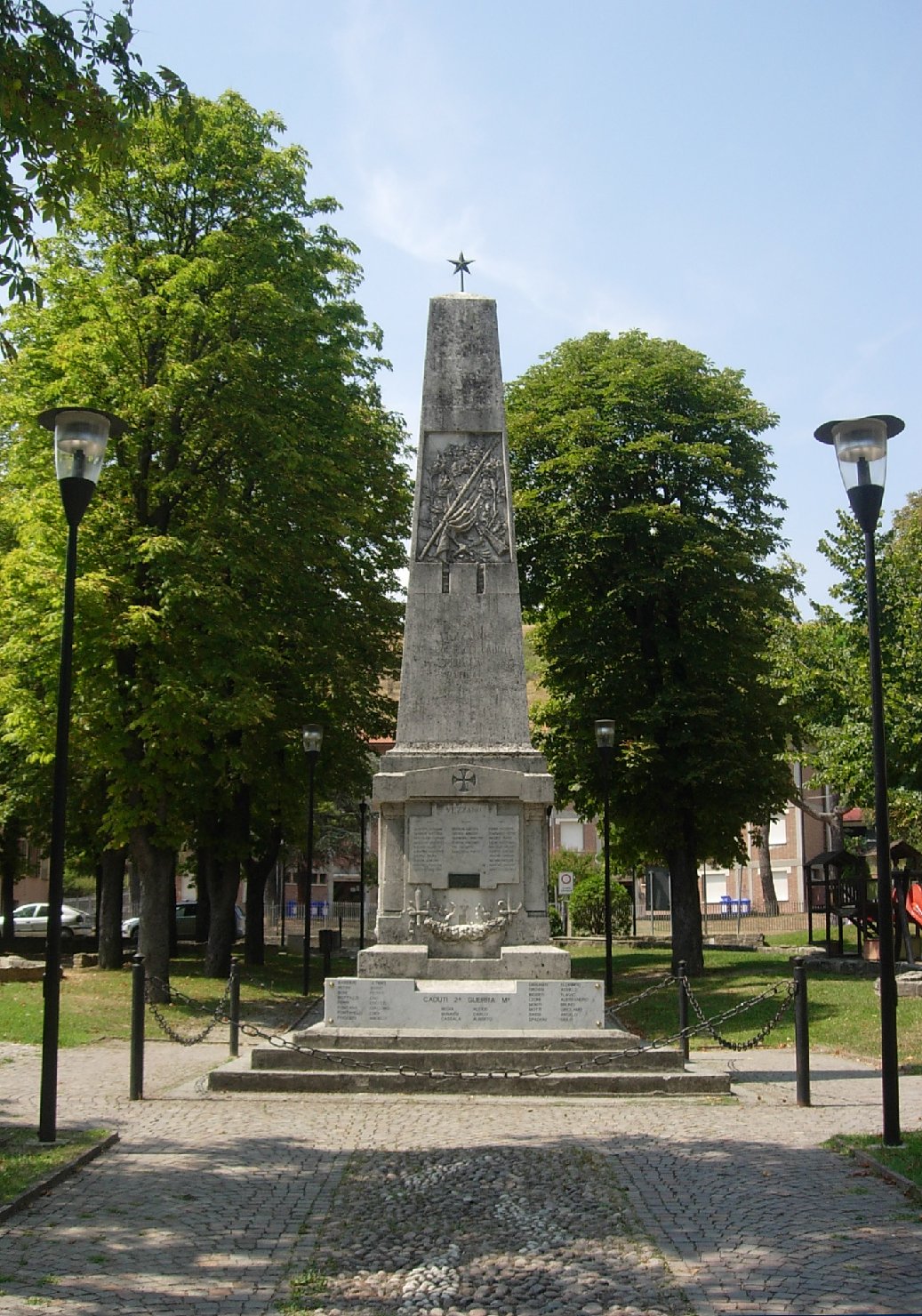 monumento ai caduti - ad obelisco di Fornaciari Guglielmo (sec. XX)