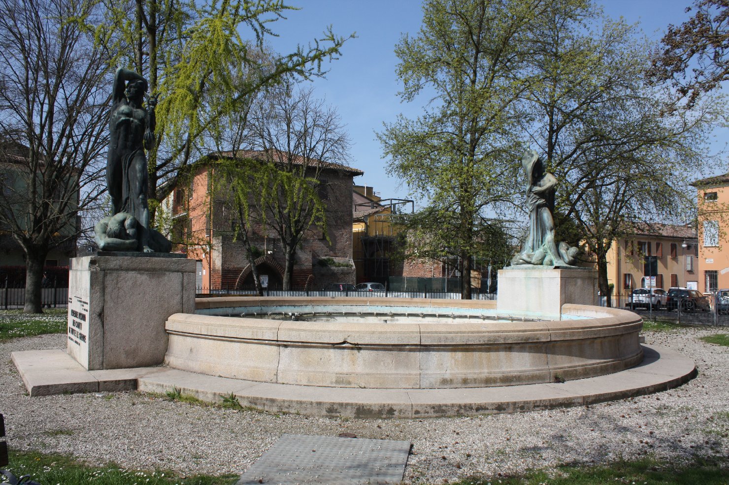 figura di soldato con allegoria della Vittoria, figura di soldato che porta la bandiera (monumento ai caduti - a fontana) di De Stefanis Luigi (sec. XX)