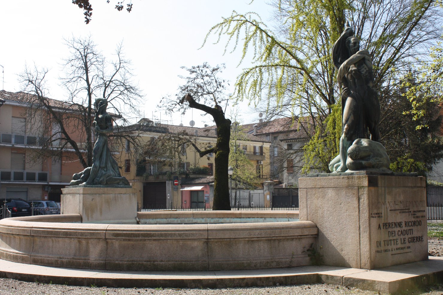 figura di soldato con allegoria della Vittoria, figura di soldato che porta la bandiera (monumento ai caduti - a fontana) di De Stefanis Luigi (sec. XX)