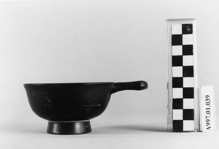 coppetta monoansata, Morel 6231 - ambito apulo (seconda metà sec. IV a.C)